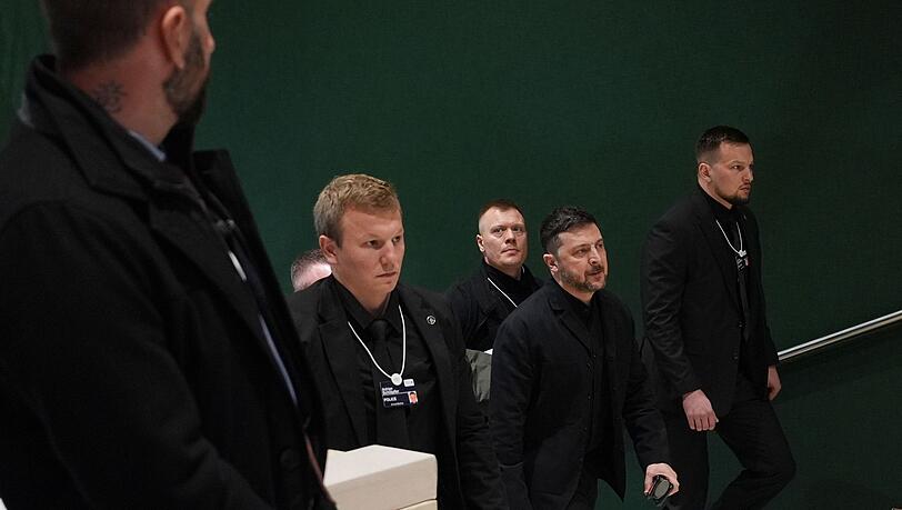 Der ukrainische Pr&auml;sident Selenskyj in Davos, wo er sagte, dass Vertreter der USA, der Ukraine und Russlands &uuml;ber Bedingungen f&uuml;r ein Ende des Ukraine-Krieges reden wollen.