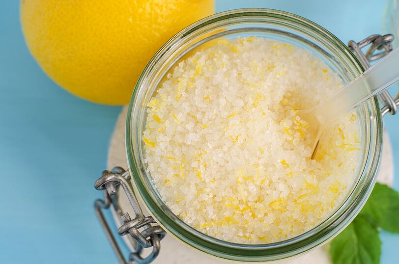 Zitronenschalen lassen sich auch als Peeling-Zutat nutzen. Dabei wird die Schale klein geschnitten und mit Zitronensaft, Olivenöl, Salz, Zucker und Honig gemischt. Am besten wird das Peeling nach dem Duschen auf der Haut einmassiert und nach kurzer Einwirkzeit mit viel warmem Wasser wieder abgewaschen. Das Ergebnis: strahlende Haut und weniger Cellulite. Zitronenschalen lassen sich auch als Peeling-Zutat nutzen. Dabei wird die Schale klein geschnitten und mit Zitronensaft, Olivenöl, Salz, Zucker und Honig gemischt. Am besten wird das Peeling nach dem Duschen auf der Haut einmassiert und nach kurzer Einwirkzeit mit viel warmem Wasser wieder abgewaschen. Das Ergebnis: strahlende Haut und weniger Cellulite.