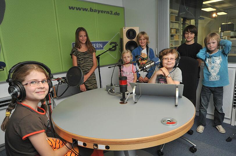 Sophia (links) wird in einem echten Studio von ihrem Bruder Benedikt interviewt. Mit Mara, Lizzy, Maxi, Tom und Chrisi besuchen sie das BR-Funkhaus.
