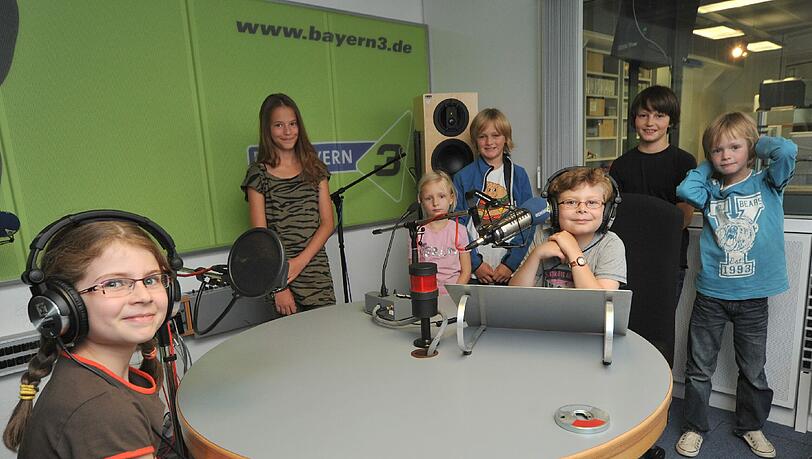 Sophia (links) wird in einem echten Studio von ihrem Bruder Benedikt interviewt. Mit Mara, Lizzy, Maxi, Tom und Chrisi besuchen sie das BR-Funkhaus. Sophia (links) wird in einem echten Studio von ihrem Bruder Benedikt interviewt. Mit Mara, Lizzy, Maxi, Tom und Chrisi besuchen sie das BR-Funkhaus.