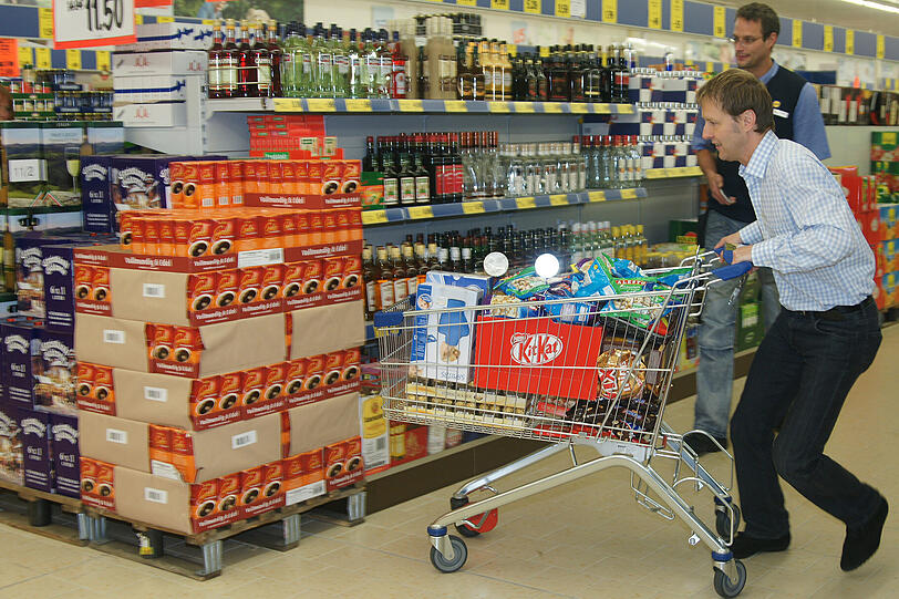 Einkaufen mal anders. Beim Speedshopping im Lidl dürfen sich fünf Münchner nach Lust und Laune bedienen - ohne dafür zu zahlen. Allerdings haben sie nur drei Minuten Zeit dafür. Die besten Bilder von einer rasanten Einkaufstour.