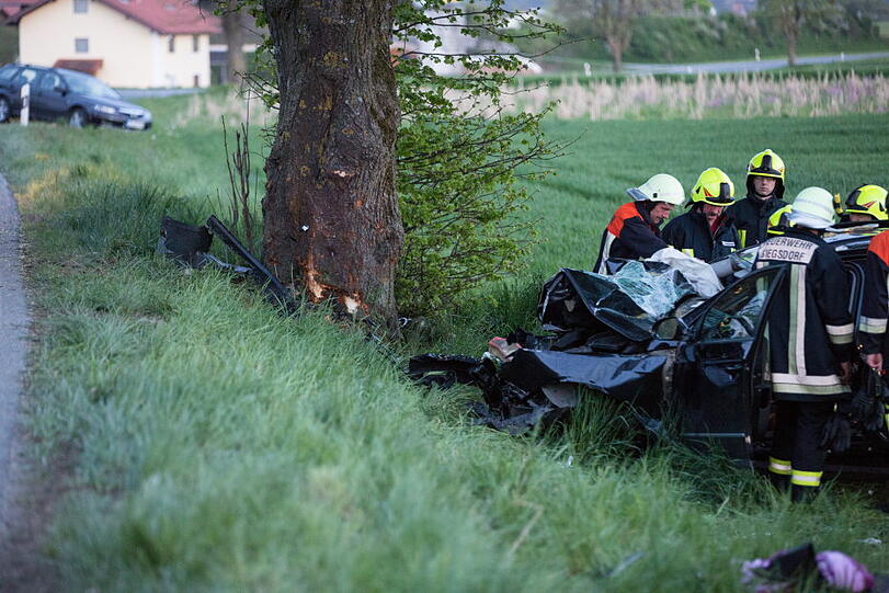 Gegen Baum geschleudert: Wenige Stunden später verstarb der 25-Jährige im Krankenhaus in Traunstein.