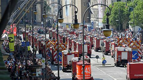 München feiert das 150-jährige Bestehen ihrer Feuerwehr mit einer großen Parade.
