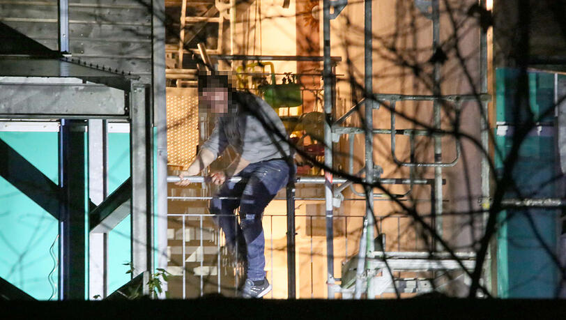 Die Einsatzkräfte konnten den Tatverdächtigen festnehmen, als dieser über das Geländer flüchten wollte.