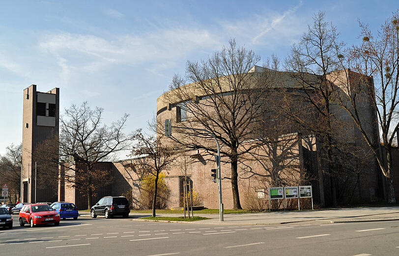 In der St.-Matthias-Kirche wurde Johannes Maier getauft. Erbaut hat das Gotteshaus der kürzlich verstorbene Alexander von Branca.