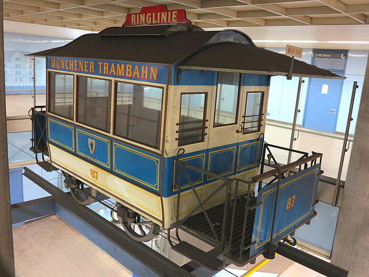 Der Pferdebahnwagen ist leicht zu übersehen - Djordje Matkovic hat ihn trotzdem entdeckt.