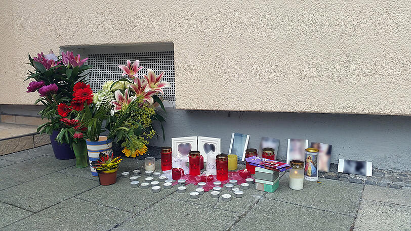 Blumen, Fotos und ihre Lieblingsschokolade erinnern an das Mordopfer.
