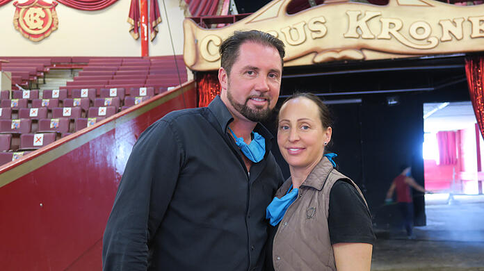 Das Direktoren-Ehepaar Jana Lacey-Krone und Martin Lacey jr. in der Manege, in der derzeit trainiert wird, es aber keine Shows gibt.