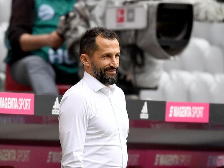 Münchens Sportdirektor Hasan Salihamidzic steht vor der Bank. Foto: Sven Hoppe/dpa-Pool/dpa/Archivbild