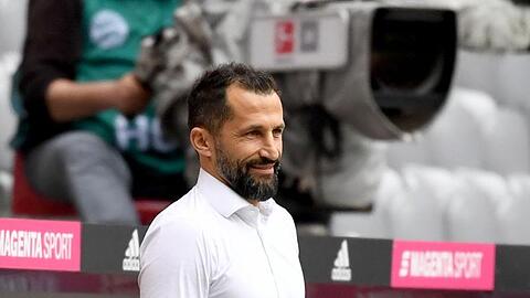 Münchens Sportdirektor Hasan Salihamidzic steht vor der Bank. Foto: Sven Hoppe/dpa-Pool/dpa/Archivbild