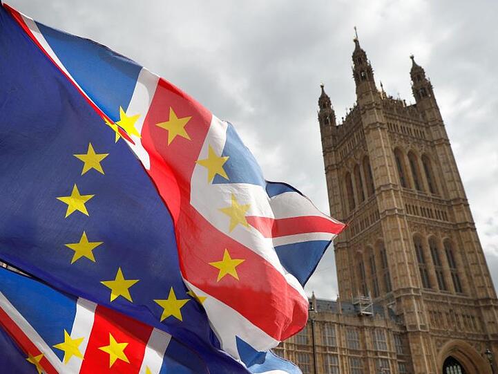 Fahnen wehen vor dem britischen Parlament.