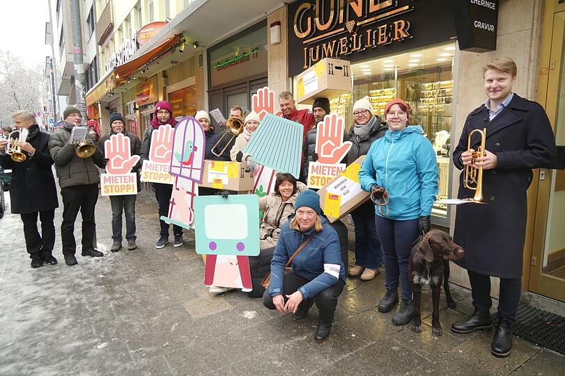 Bunter Protest, ernstes Anliegen: Demonstranten gehen für einen Mietenstopp im Bahnhofsviertel auf die Straße.