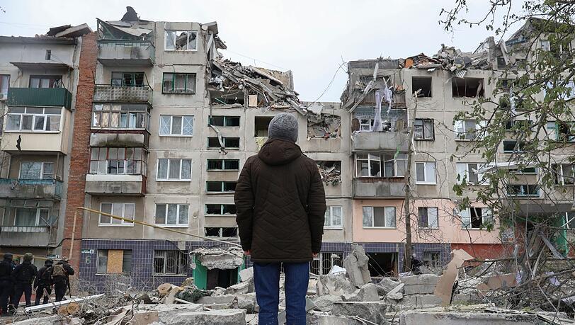 Ein Anwohner betrachtet sein Haus in Slowjansk, das bei einem Raketenangriff beschädigt wurde.