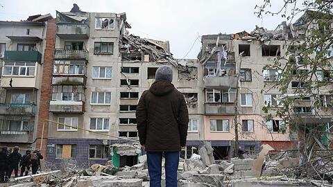 Ein Anwohner betrachtet sein Haus in Slowjansk, das bei einem Raketenangriff beschädigt wurde.