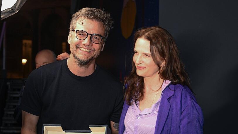 Juliette Binoche überreichte Wagner Moura verspätet den Darstellerpreis.