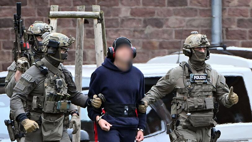 Nach der Haftprüfung beim Bundesgerichtshof in Karlsruhe wird eine Person zu einem Hubschrauber gebracht.