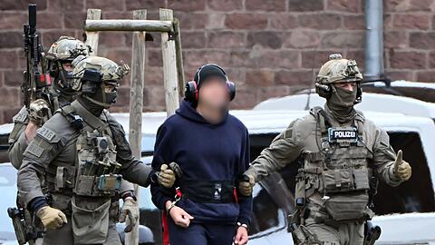 Nach der Haftprüfung beim Bundesgerichtshof in Karlsruhe wird eine Person zu einem Hubschrauber gebracht.