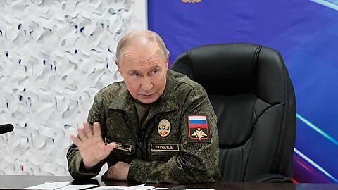 Vor dem neuen Treffen Selenskyjs mit Trump lie&szlig; sich Kremlchef Wladimir Putin demonstrativ von seinem Generalstab &uuml;ber angebliche neue Eroberungen in der Ukraine informieren. (Archivbild)