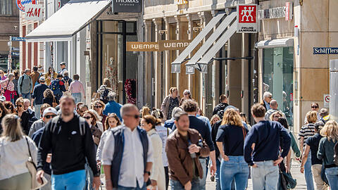M&uuml;nchner beim Bummeln und Einkaufen in der Altstadt. Dass der Einzelhandel in Bayern jeden Sonntag ge&ouml;ffnet hat, kann sich der Handelsverband nicht vorstellen.