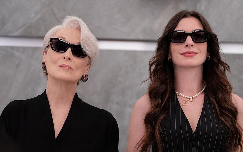 Meryl Streep (links) und Anne Hathaway haben die Kult-Komödie "Der Teufel trägt Prada" maßgeblich geprägt. Klar, dass sie auch bei der Fortsetzung (Bild) dabei sind. Dabei wäre es beinahe anders gekommen. Vor allem Meryl Streep war anfangs das Sorgenkind der Produktion. Meryl Streep (links) und Anne Hathaway haben die Kult-Komödie "Der Teufel trägt Prada" maßgeblich geprägt. Klar, dass sie auch bei der Fortsetzung (Bild) dabei sind. Dabei wäre es beinahe anders gekommen. Vor allem Meryl Streep war anfangs das Sorgenkind der Produktion.