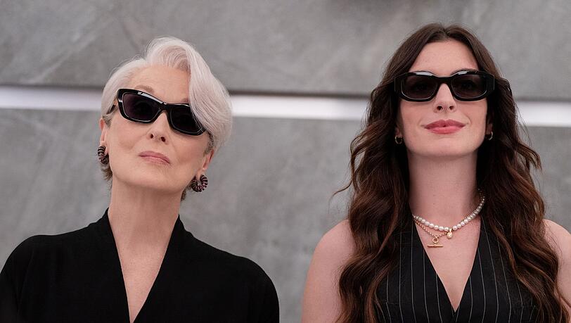 Meryl Streep (links) und Anne Hathaway haben die Kult-Kom&ouml;die "Der Teufel tr&auml;gt Prada" ma&szlig;geblich gepr&auml;gt. Klar, dass sie auch bei der Fortsetzung (Bild) dabei sind. Dabei w&auml;re es beinahe anders gekommen. Vor allem Meryl Streep war anfangs das Sorgenkind der Produktion.