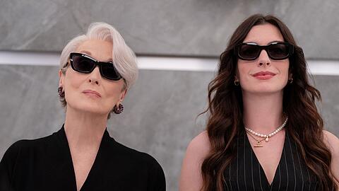 Meryl Streep (links) und Anne Hathaway haben die Kult-Kom&ouml;die "Der Teufel tr&auml;gt Prada" ma&szlig;geblich gepr&auml;gt. Klar, dass sie auch bei der Fortsetzung (Bild) dabei sind. Dabei w&auml;re es beinahe anders gekommen. Vor allem Meryl Streep war anfangs das Sorgenkind der Produktion.