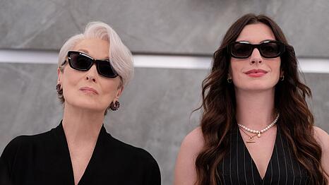Meryl Streep (links) und Anne Hathaway haben die Kult-Kom&ouml;die "Der Teufel tr&auml;gt Prada" ma&szlig;geblich gepr&auml;gt. Klar, dass sie auch bei der Fortsetzung (Bild) dabei sind. Dabei w&auml;re es beinahe anders gekommen. Vor allem Meryl Streep war anfangs das Sorgenkind der Produktion.