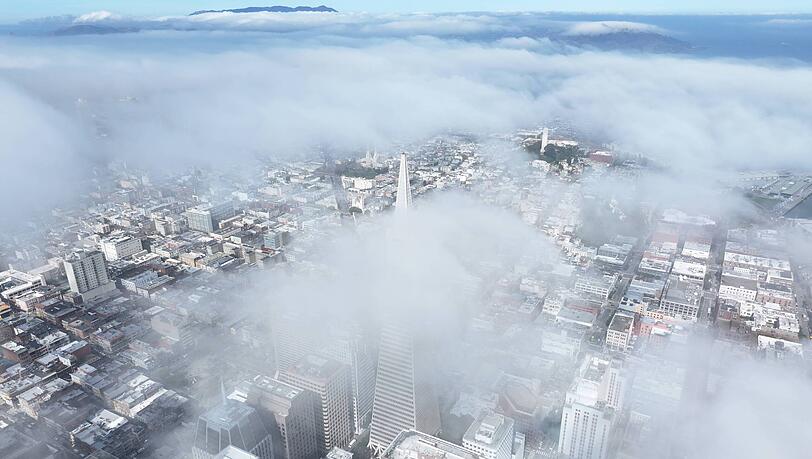 Wolken &uuml;ber der Transamerica-Pyramide in San Francisco: Das Wahrzeichen geh&ouml;rt nicht mehr zum Immobilienportfolio der BVK. Der Verkaufserl&ouml;s ist in den USA eingefroren.