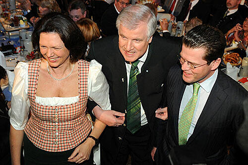 Gemeinsam sind wir stark: Bundeslandwirtschaftsministerin Ilse Aigner, der bayerische Ministerpräsident Horst Seehofer (CSU) und Bundesverteidigungsminister Karl-Theodor zu Guttenberg stellten sich zu dritt dem Derblecken von Bruder Barnabas.