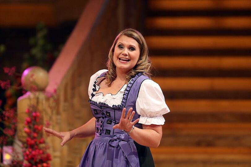 Manuela Fellner singt sich bei der Generalprobe des Musikantenstadl in der Olympiahalle in Innsbruck warm.