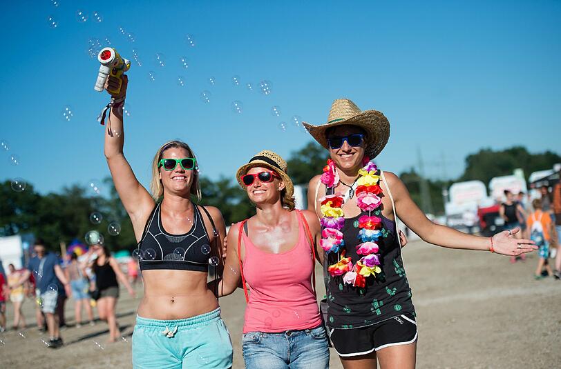Tag 1: Seeufer und Bergkulisse mit Beats, Gitarren und polyrhythmischen Klängen - das 22. Chiemsee Summer Festival in Übersee geht noch bis Sonntag.