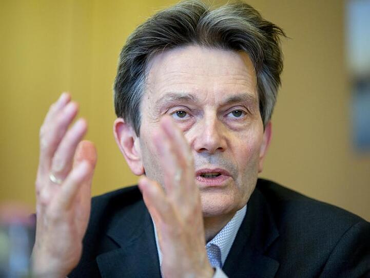Rolf Mützenich bei einem Interview mit der Deutschen Presse-Agentur im Bundestag.