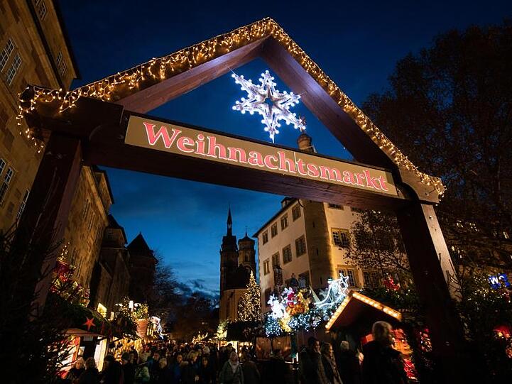 Der Zugang zu einem Weihnachtsmarkt. Foto: Tom Weller/dpa/Archivbild
