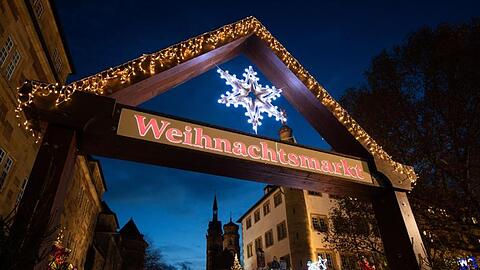 Der Zugang zu einem Weihnachtsmarkt. Foto: Tom Weller/dpa/Archivbild