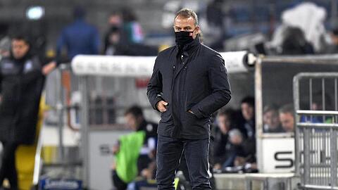 Bayern-Trainer Hansi Flick trägt am Spielfeldrand einen Mund-Nasen-Schutz.