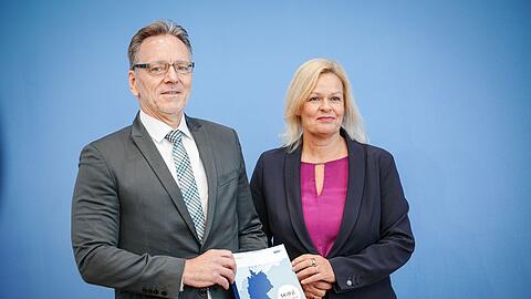 Nancy Faeser (SPD), Bundesministerin für Inneres (r), bei einer Pressekonferenz.