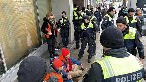 Kurz vor neun Uhr war die Klebe-Aktion der Klimaaktivisten der "Letzten Generation" am Stachus in München am Dienstag, 20.12.2022 beendet.