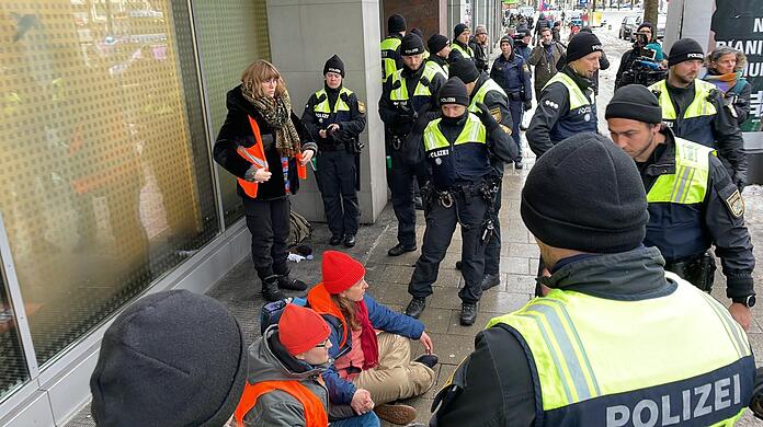 Kurz vor neun Uhr war die Klebe-Aktion der Klimaaktivisten der "Letzten Generation" am Stachus in München am Dienstag, 20.12.2022 beendet.