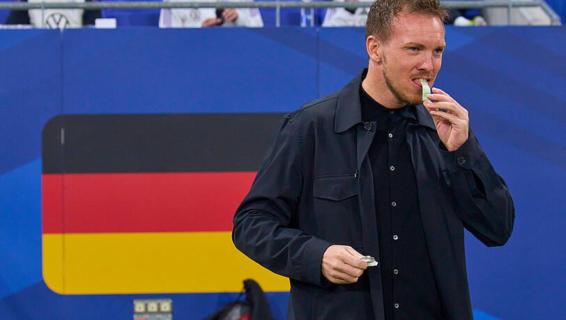 Den Stress wegkauen: Bundestrainer Julian Nagelsmann gibt mit Blick auf seine Kaugummi-Marotte zu, er habe "jahrelang immer die gleichen dabeigehabt". Den Stress wegkauen: Bundestrainer Julian Nagelsmann gibt mit Blick auf seine Kaugummi-Marotte zu, er habe "jahrelang immer die gleichen dabeigehabt".