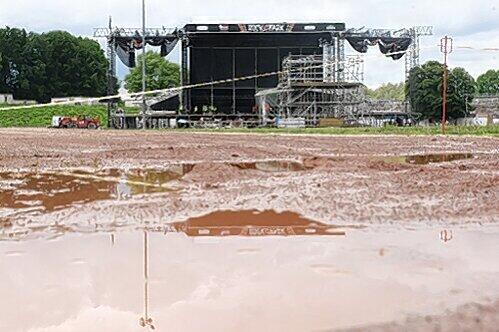 Jetzt wird im Schlamm gebadet: Die Hauptbühne von Rock im Park auf dem Zeppelinfeld in Nürnberg.