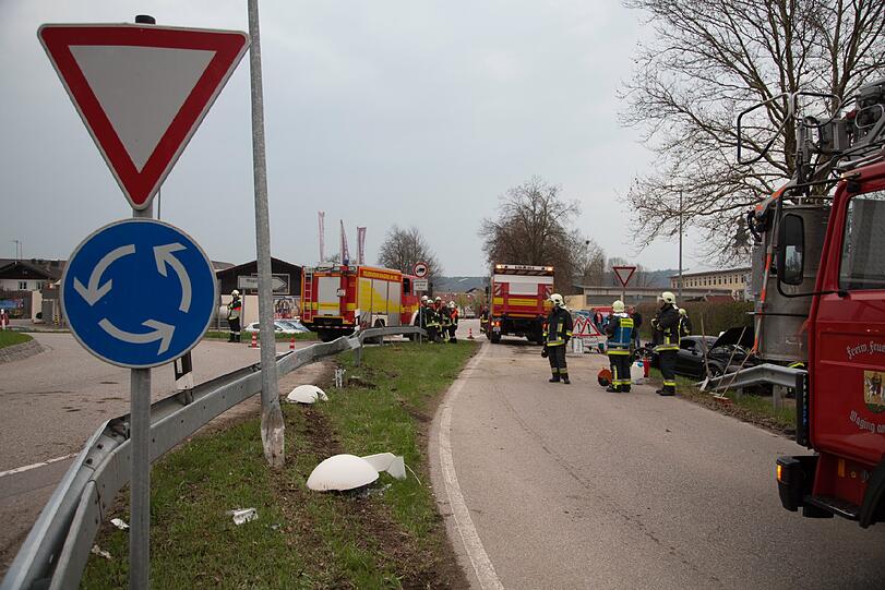 Wo ist der Unfallfahrer? Nach dem Crash am Waginger Kreisverkehr ist nur noch das Wrack des Audi TT da. Der ist komplett zerstört.