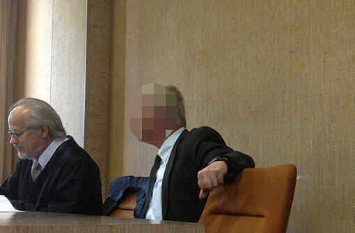 Der Angeklagte Lothar B. (60, r.) mit Verteidiger Ulrich Ziegert.