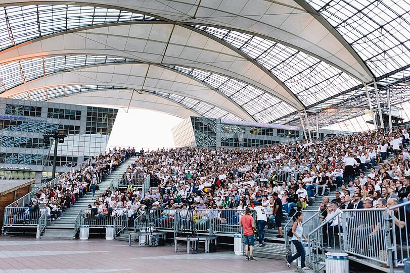 40 Quadratmeter High-End-LED-Leinwand, 2000 Zuschauer, Musik, Essen und Trinken &ndash; und WM-Spannung pur: Sei live dabei beim packendsten Fußballerlebnis Münchens im MAC-Forum am Flughafen.