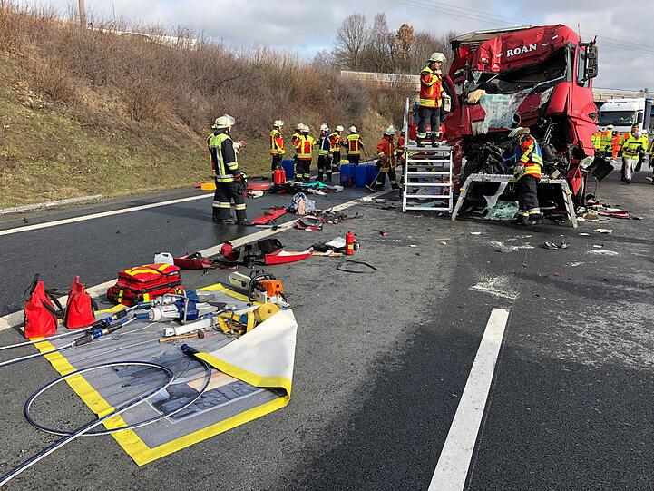 Ein Lastwagen ist am Mittwochmorgen auf der A9 auf einen anderen gekracht. Dabei wurde einer der beiden Fahrer verletzt. Die Feuerwehr musste ihn aus dem Führerhaus befreien.