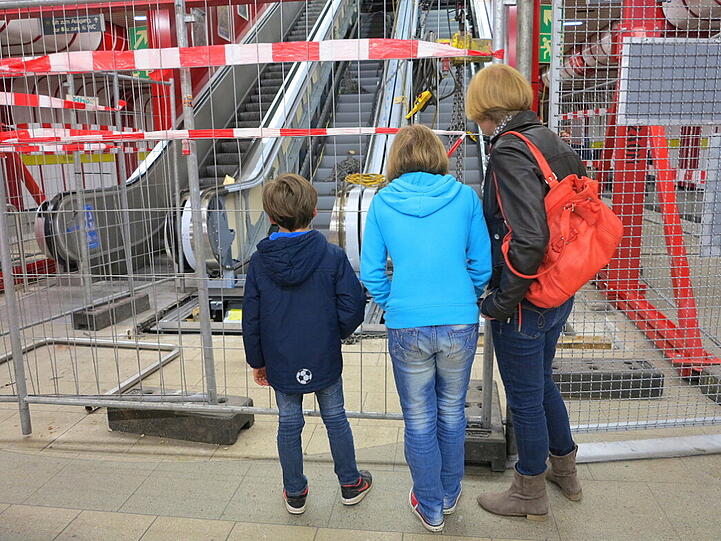 An der U-Bahnstation vom Ostbahnhof,  Eingang Nord ist bis Ende Mai eine Baustelle: drei Fahrtreppen werden ausgetauscht.