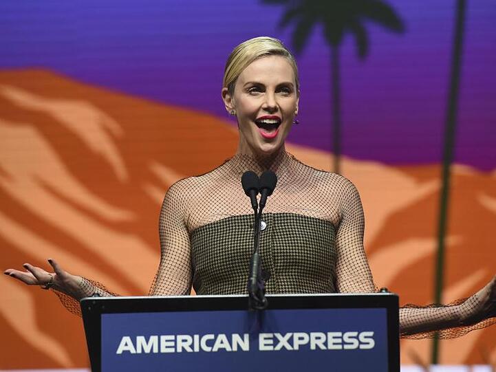 31. Palm Springs International Filmfestival: Charlize Theron am Rednerpult.