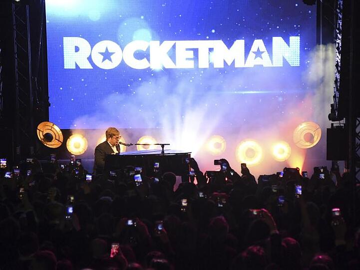Elton John sorgt bei der "Rocketman"-Party für die Musik.