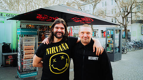 Franz (l.) und Christian kennen sich seit Jahren und kommen schon lange zum Kiosk an der Münchner Freiheit. Für die beiden ist der Kiosk ein wichtiger Treffpunkt im Viertel.