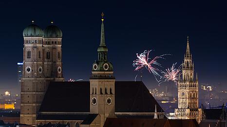 Als Ersatz für Böller und Feuerwerk plant die Stadt München eine Licht- und Lasershow auf der Silvestermeile. (Archivbild)