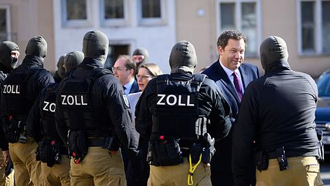 Der Zoll f&uuml;hrte den Ministern und der Ministerin eine Festnahme vor.